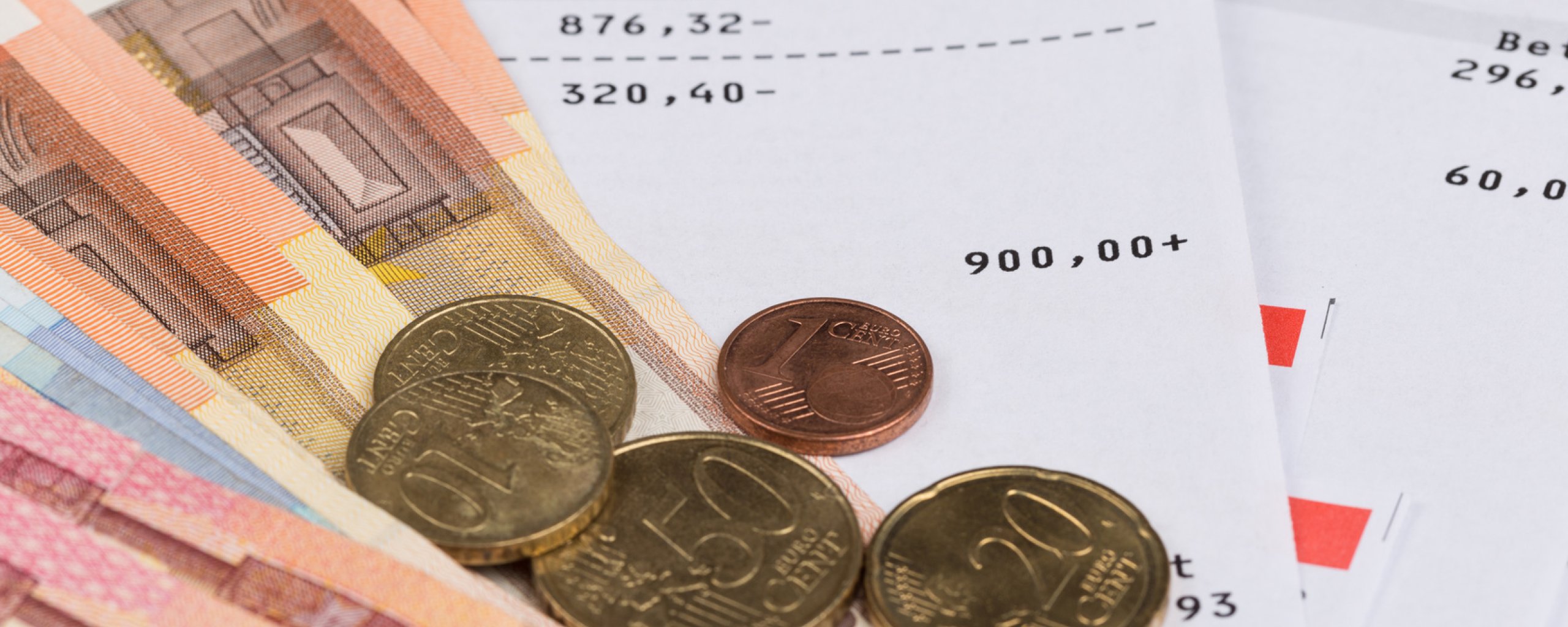 Rekeningen afgedekt met briefgeld en muntgeld