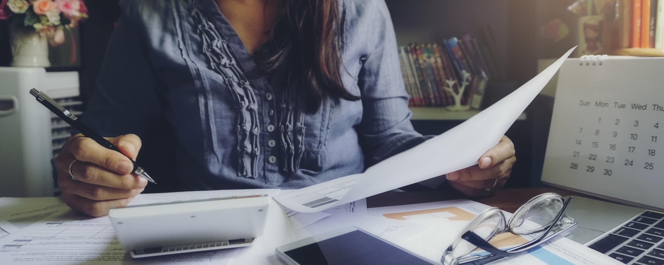 Vrouw bezig met het invullen van formulieren