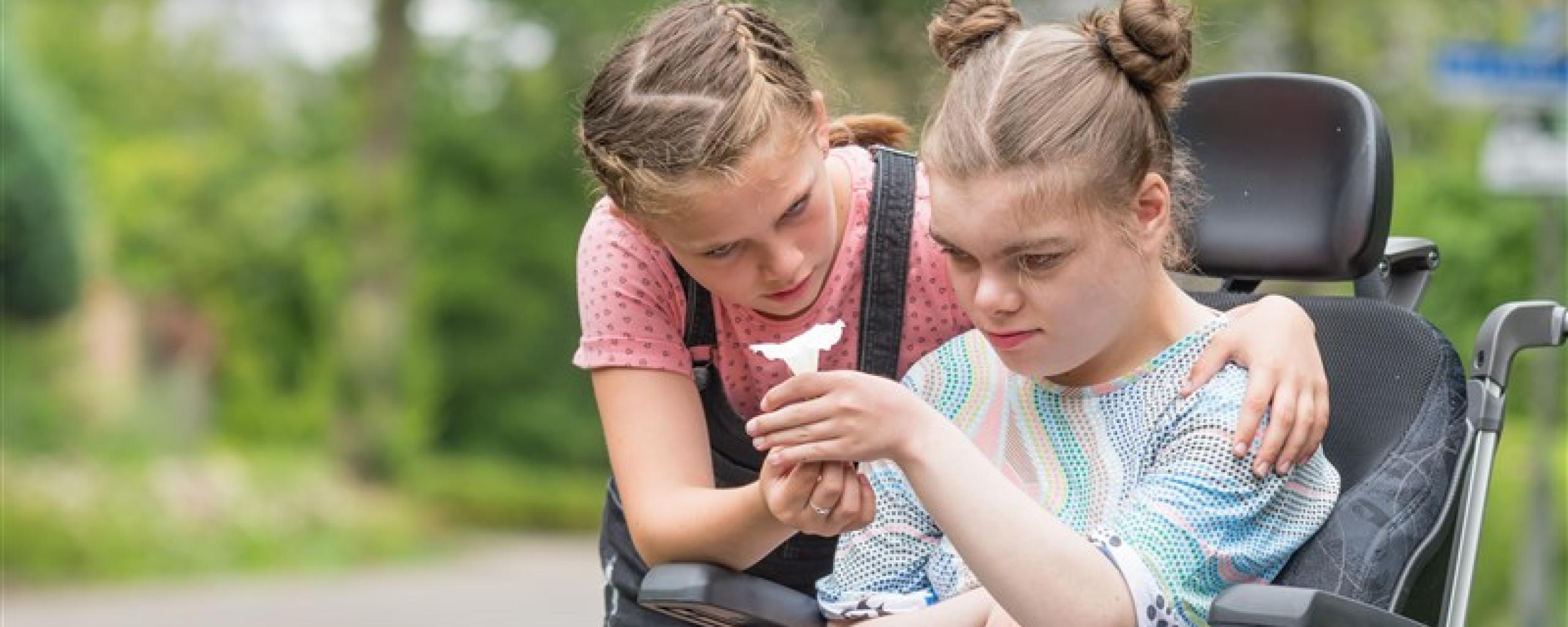 Jonge mantelzorger met jong gehandicapt meisje