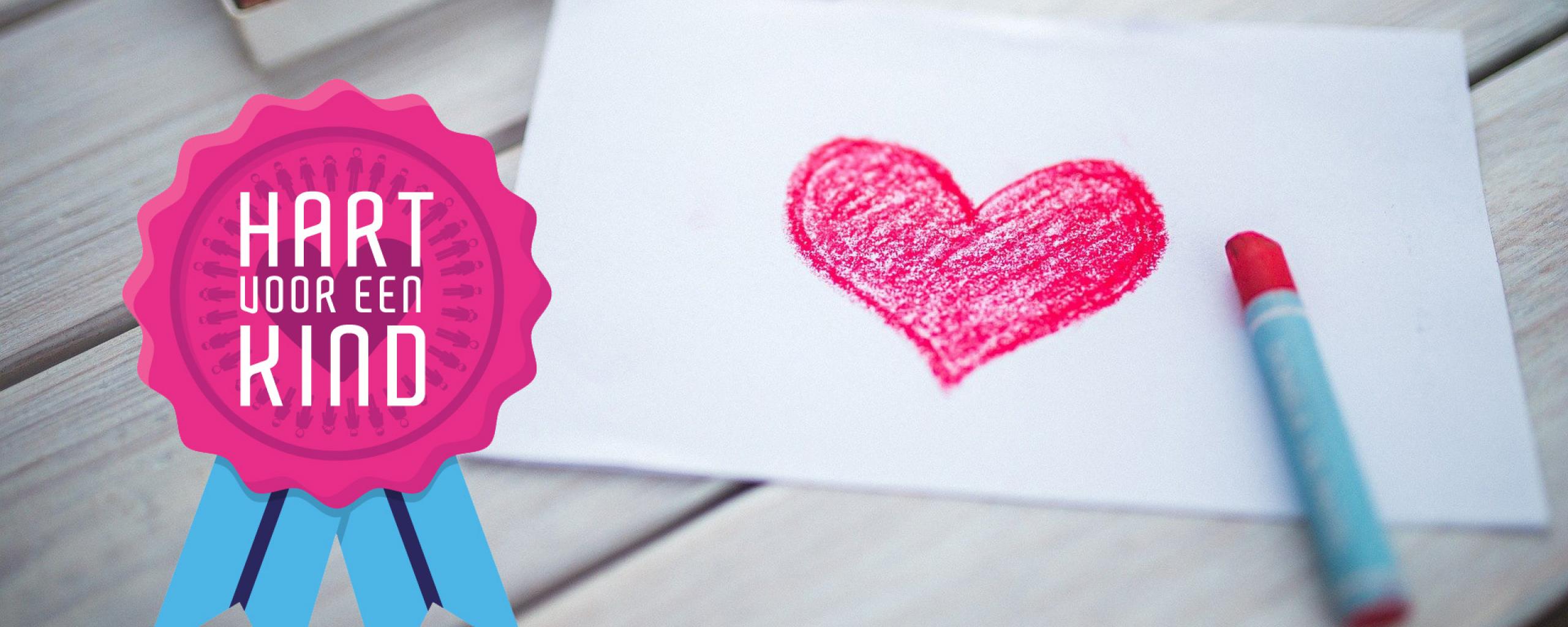 Krijttekening van hartje en strik met daarop de tekst 'Hart voor een Kind'
