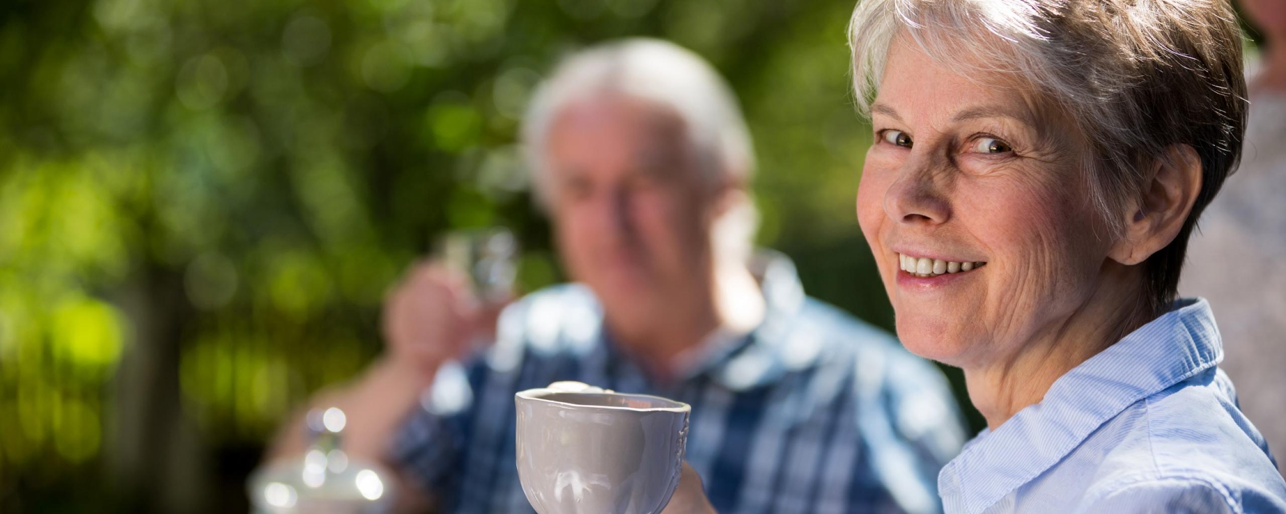 oudere man en vrouw aan de koffie