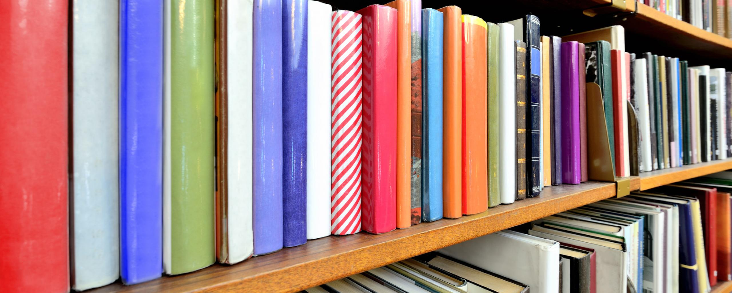 Boekenkasten in bibliotheek