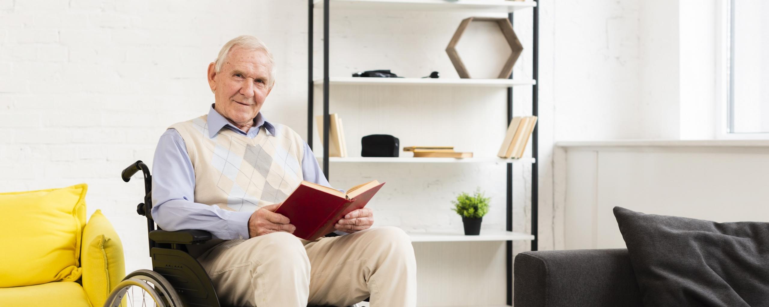 Man in rolstoel in nultredenwoning