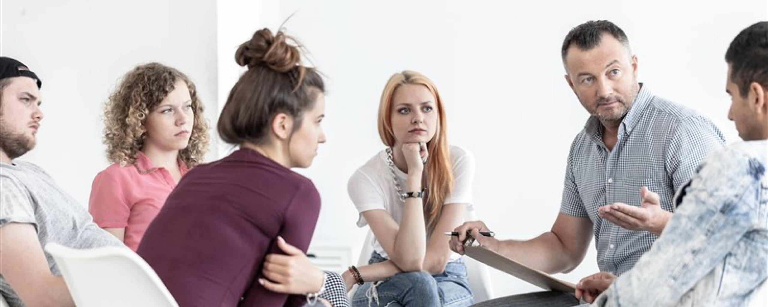 Volwassenen zijn met elkaar in gesprek
