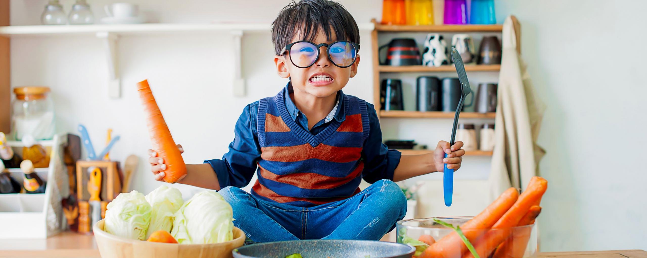 Boos jongetje met op tafel gezond eten