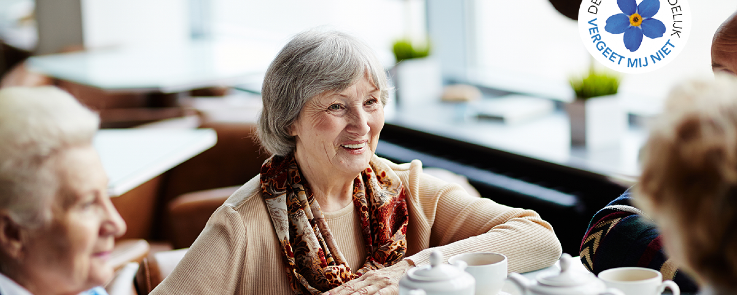 Vrouwen kletsen aan de koffietafel.